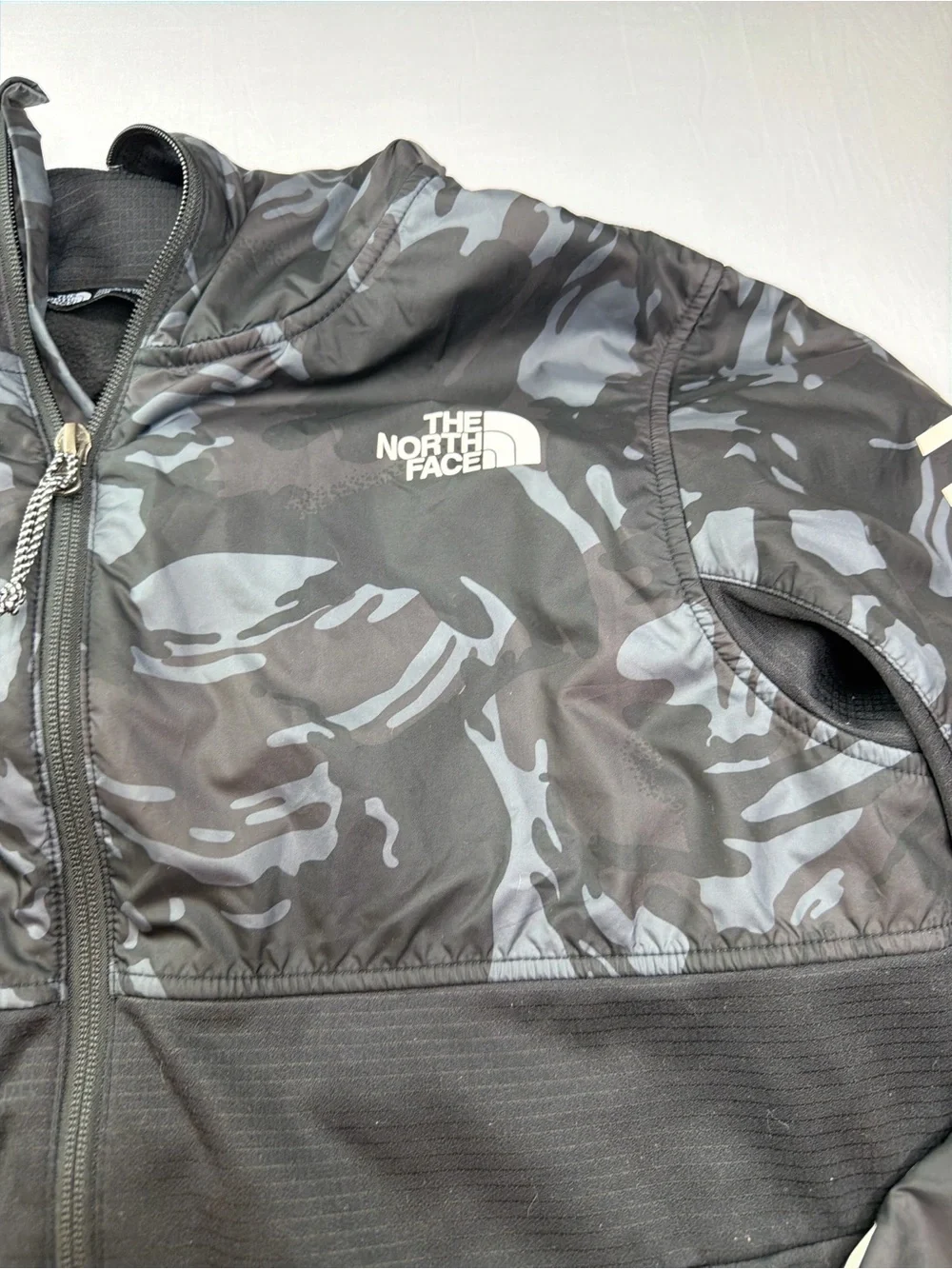 The North Face Men’s Medium Camo Full Zip Hooded Jacket Black Gray Logo Sleeve
